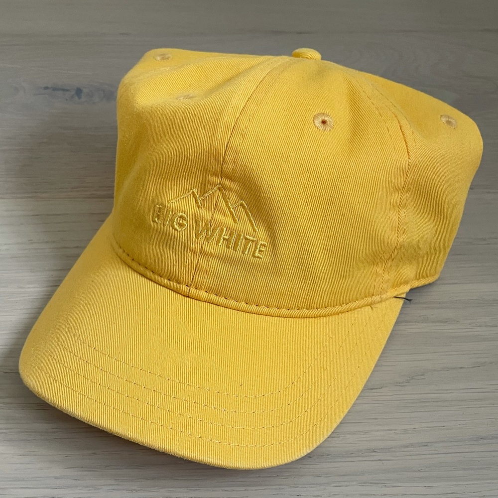 Big white hat yellow snowboard burton pukka